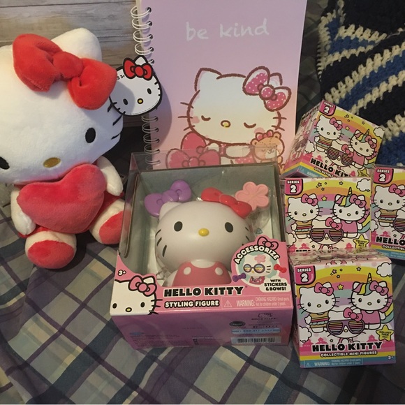 Hello Kitty backpack, stuffed toy, notebook and five below collectible figures - Picture 3 of 9
